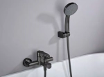 Robinet de baignoire avec douche à main. Le robinet est composé d'un corps principal en métal noir mat, offrant un aspect élégant et moderne. GARANTIE 5 ANS, LIVRAISON OFFERTE 5 à 6 Jours